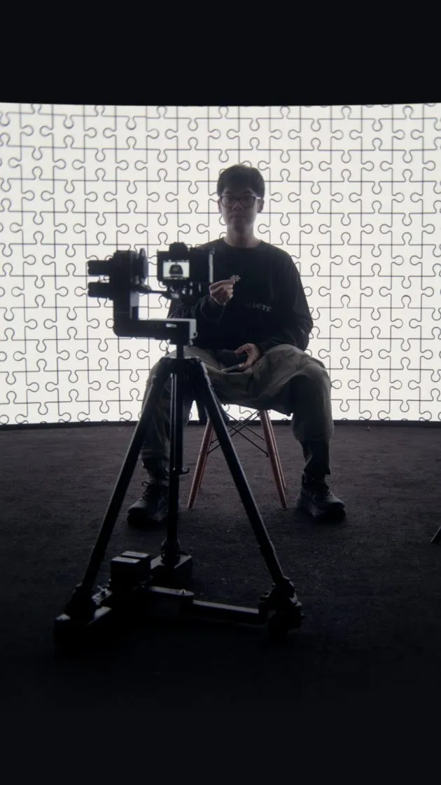 Herman Huang 与摄影机装置，背景为拼图图案 LED 场景