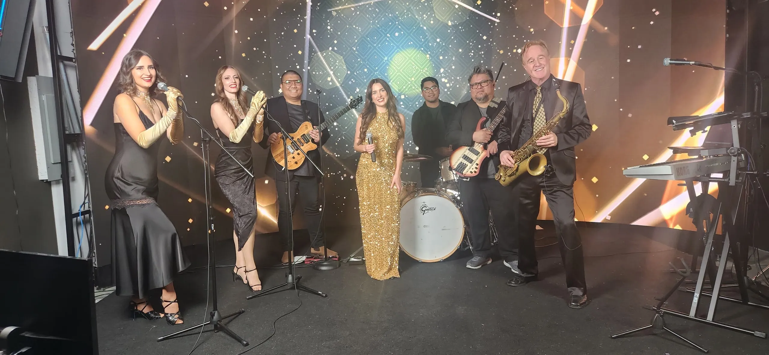 Upperland Studio ਵਿੱਚ Jet Set ਦੇ ਕਲਾਕਾਰਾਂ, ਸਾਜ਼ਾਂ ਅਤੇ LED ਪਿਛੋਕੜ ਨਾਲ ਸੁਨਹਿਰੀ ਪਹਿਰਾਵੇ ਵਿੱਚ Grace