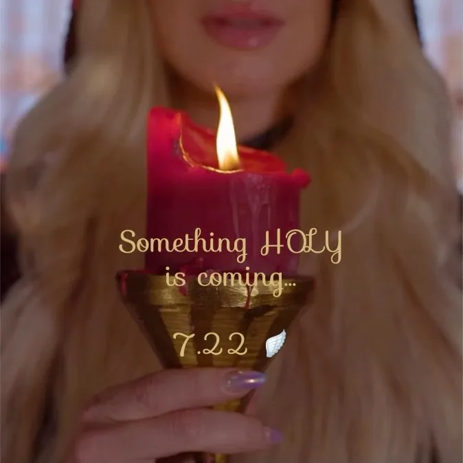 《HOLY》预告中的烛光细节