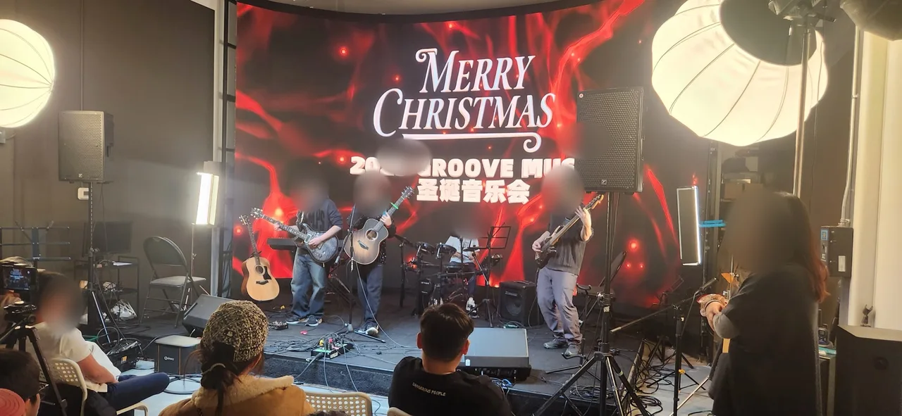 圣诞音乐会（青少年乐队），Richmond 高地片场的幕后记录